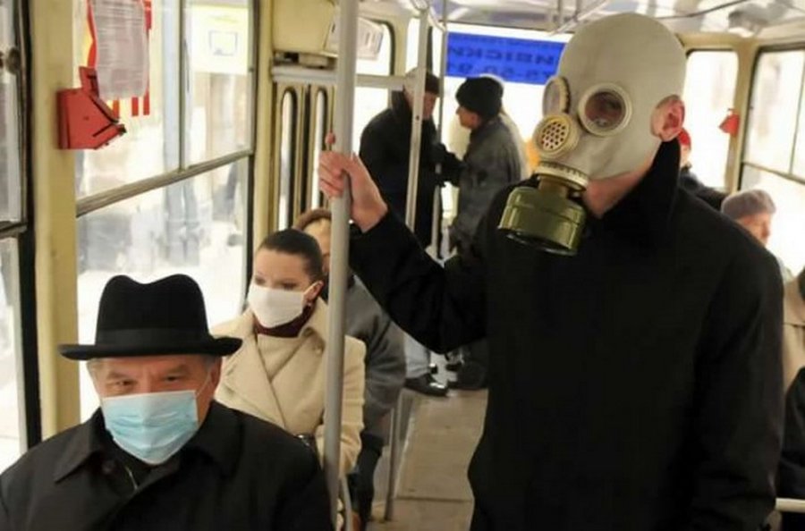 В автобусе в противогазе